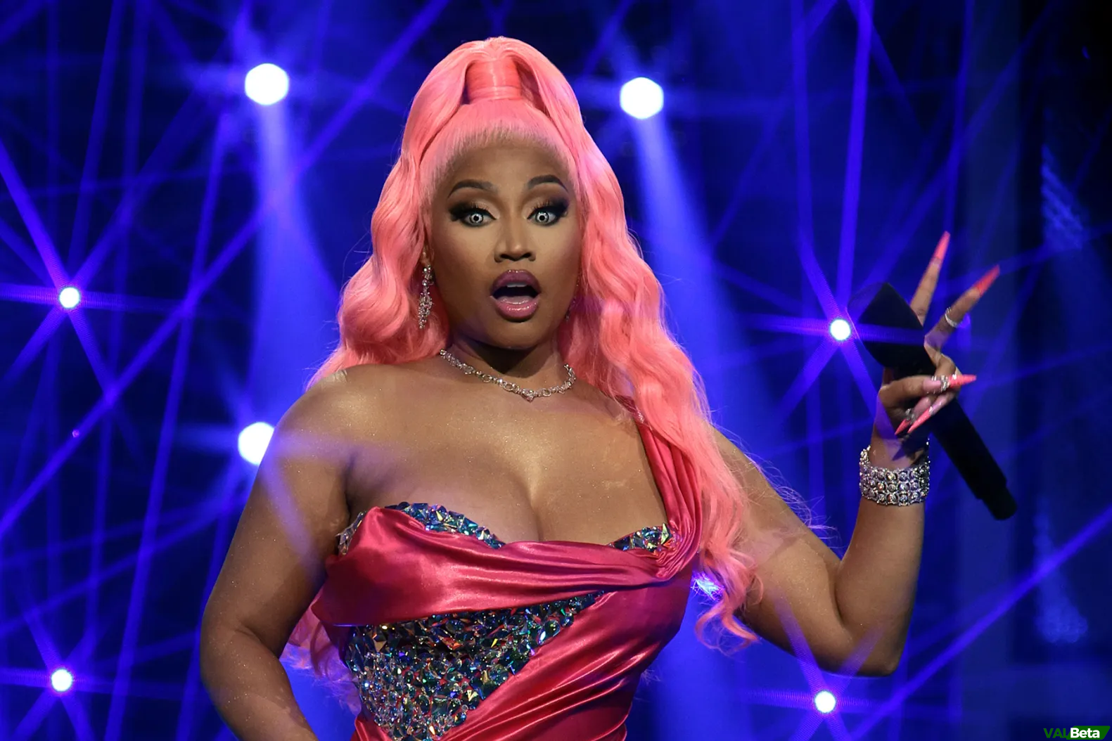 Nicki Minaj Reacts Swiftly to Audience Provocation During Performance (Video)